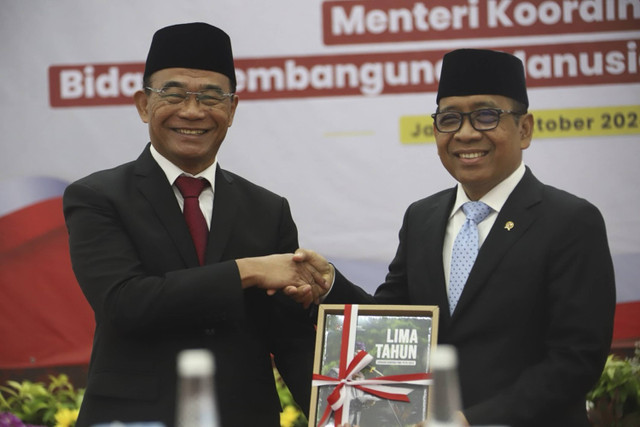 Menko PMK Pratikno menerima dokumen capaian Kemenko PMK selama lima tahun dari Menko PMK periode 2019-2024 Muhadjir Effendy dalam Serah Terima Jabatan di Aula Heritage Kemenko PMK, Senin (21/10/2024). Foto: Instagram/ @kemenko_pmk