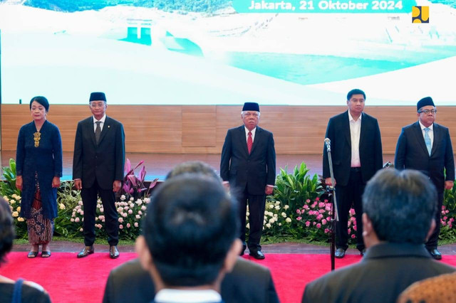 Menteri PUPR periode 2014-2024 Basuki Hadimuljono (tengah) bersama Menteri Pekerjaan Umum (PU) Dody Hanggodo (kedua dari kiri) dan Menteri Perumahan dan Kawasan Permukiman (PKP) Maruarar Sirait (kedua dari kanan) pada serah terima jabatan di Jakarta, Senin (21/10/2024). Foto: Dok. Istimewa