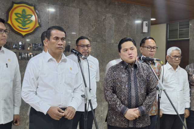 Menteri Pertanian (Mentan) Amran Sulaiman bertemu dengan Menteri BUMN Erick Thohir memberikan keterangan pers di Kantor Kementerian Pertanian pada Selasa (22/10/2024). Foto: Argya D. Maheswara/kumparan 