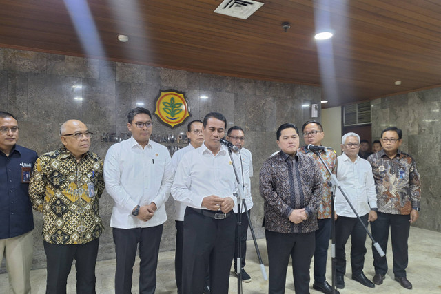 Menteri Pertanian (Mentan) Amran Sulaiman bertemu dengan Menteri BUMN Erick Thohir memberikan keterangan pers di Kantor Kementerian Pertanian pada Selasa (22/10/2024). Foto: Argya D. Maheswara/kumparan 