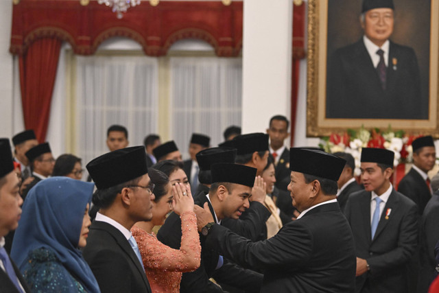 Presiden Prabowo Subianto memberikan selamat kepada Utusan Khusus Presiden Bidang Pembinaan Generasi Muda dan Pekerja Seni Raffi Farid Ahmad (tengah) usai upacara pelantikan di Istana Negara, Jakarta, Selasa (22/10/2024). Foto: Sigid Kurniawan/ANTARA FOTO 