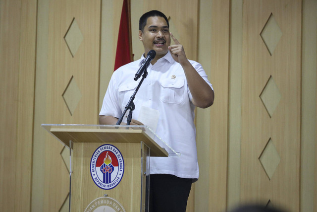 Menpora Dito Ariotedjo memberikan sambutan saat ramah tamah Menpora dengan Wamenpora di Kantor Kemenpora, Jakarta, Selasa (22/10/2024). Foto: Iqbal Firdaus/kumparan