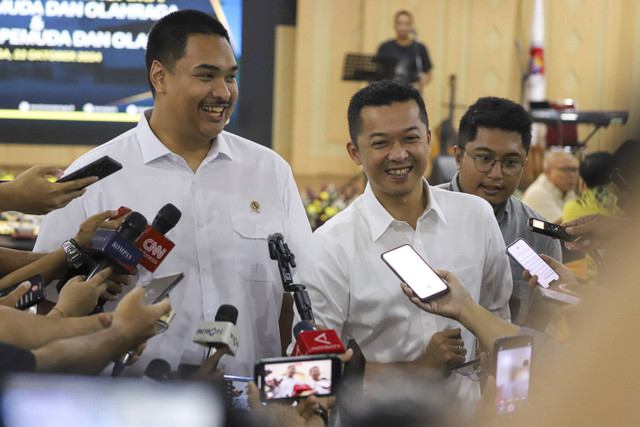 Menpora Dito Ariotedjo bersama Wakil Menpora Taufik Hidayat menjawab pertanyaan wartawan saat ramah tamah Menpora dengan Wamenpora di Kantor Kemenpora, Jakarta, Selasa (22/10/2024). Foto: Iqbal Firdaus/kumparan