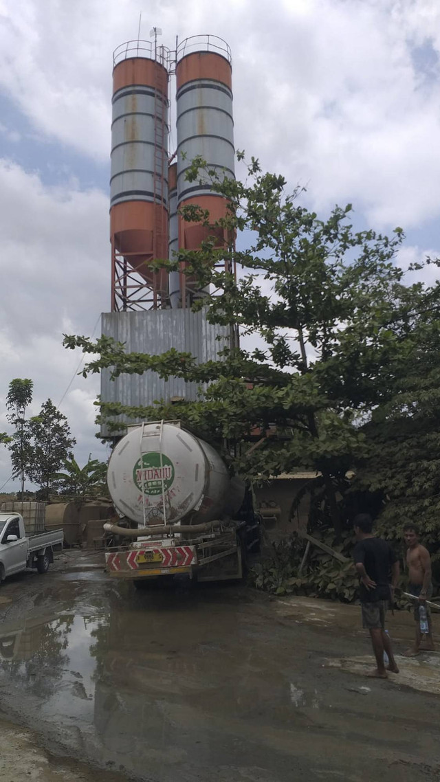 Viral di media sosial debu berterbangan hingga ke Jalan Wates, Kapanewon Sedayu, Kabupaten Bantul. Debu itu berasal dari salah satu pabrik mix beton. Foto: Dok. Polres Bantul