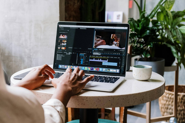 Untuk keperluan editing video, pengguna perlu memilih laptop yang tepat. Foto: Pexels.com