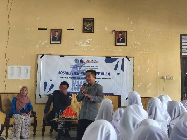 KKP FISIP Unismuh Makassar Dorong Kesadaran Politik di Kalangan Siswa Gowa