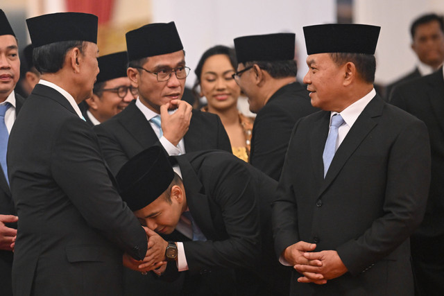 Utusan Khusus Presiden Bidang Pembinaan Generasi Muda dan Pekerja Seni terpilih Raffi Farid Ahmad mencium tangan Penasihat Khusus Presiden bidang Politik dan Keamanan terpilih Wiranto sebelum dilantik Presiden Prabowo Subianto di Istana Negara. Foto: Sigid Kurniawan/ANTARA FOTO 