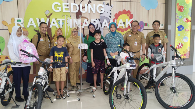 Windy Prihastari berfoto bersama anak-anak penyandang kanker dan thalasemia. Foto: Akademus Caturio/Hi!Pontianak