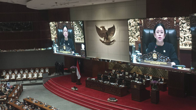 Ketua DPR RI Puan Maharani memimpin rapat paripurna ke 5 masa sidang I tahun 2024-2025, Selasa (22/10/2024). Foto: Haya Syahira/kumparan