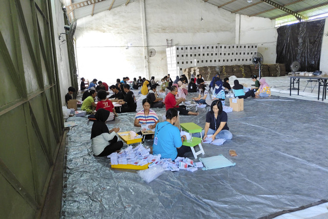 banyak 55 orang direkrut untuk melipat, sortir, dan hitung surat suara di Pilwalkot Yogyakarta. Foto: Arfiansyah Panji Purnandaru/kumparan