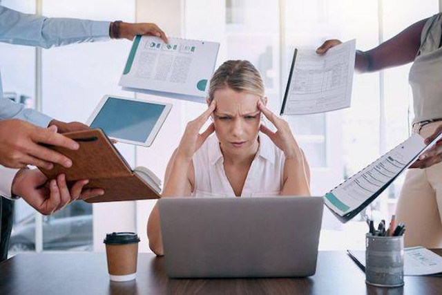 Burnout pada working mom// https://www.freepik.com/premium-photo/work-stress-headache-burnout-mindset-business-woman-working-office-computer-corporate-tax-employee-worried-about-mental-health-from-job-report-contract-compliance-data-overload_31403997.htm