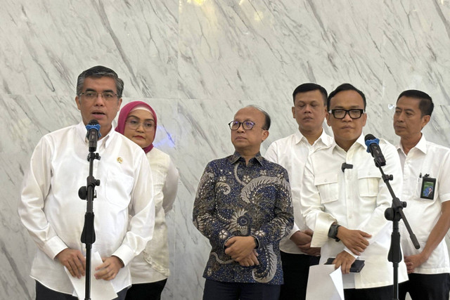 Menteri Ketenagakerjaan Yassierli dan Wakil Menteri Ketenagakerjaan Immanuel Ebenezer di dalam konferensi pers di Kantor Kementerian Ketenagakerjaan, Selasa (22/10). Foto: Ave Airiza Gunanto/kumparan