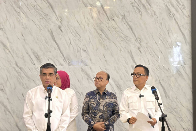 Menteri Ketenagakerjaan Yassierli dan Wakil Menteri Ketenagakerjaan Immanuel Ebenezer di dalam konferensi pers di Kantor Kementerian Ketenagakerjaan, Selasa (22/10). Foto: Ave Airiza Gunanto/kumparan