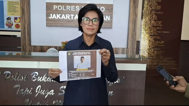 Anggota Polres Jakarta Selatan menunjukkan gambar seorang guru SD bernama Dani yang diduga melakukan pencabulan kepada muridnya. Foto: Dok. Istimewa