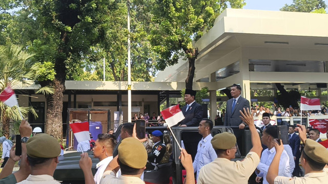 Kemenhan lepas Prabowo Subianto, diarak di atas mobil menuju Istana Negara, Jakarta Pusat, Selasa (22/10/2024). Foto: Thomas Bosco/kumparan