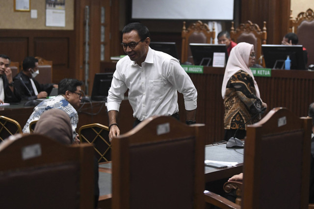 Terdakwa kasus dugaan korupsi sistem proteksi TKI di Kemnaker I Nyoman Darmanta (tengah), Reyna Usman (kanan), dan Karunia (kiri) menjalani sidang pembacaan putusan di Pengadilan Tipikor, Jakarta, Selasa (22/10/2024). Foto: Akbar Nugroho Gumay/ANTARA FOTO