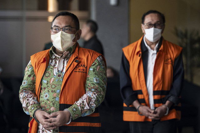 Tersangka kasus dugaan korupsi di Basarnas Anjar Sulistiyono (kiri) dan Max Ruland Boseke (kanan) berada di ruang tunggu usai menjalani pemerikaan di Gedung KPK, Jakarta, Selasa (22/10/2024). Foto: Aprillio Akbar/ANTARA FOTO