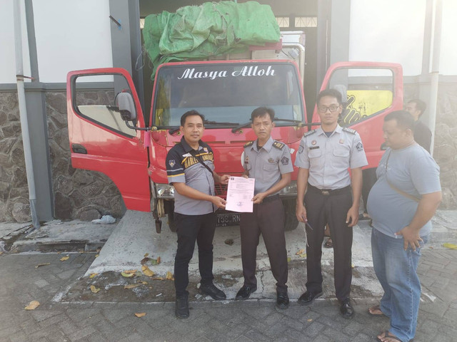 Penarikan Barang Bukti titipan dari Polres BlitarBlitar - Selasa, 22 Oktober 2024 Berdasarkan surat dari Kepala Kepolisian Resort Blitar Nomor : B/351/X/2024/Satreskrim tanggal 22 Oktober 2024, Rupbasan Blitar melayani permintaan pengambilan barang bukti berupa 1 unit kendaraan Truk Mitsubishi warna merah.Pelaksanaan penarikan barang bukti tersebut dilaksanakan sesuai dengan prosedur penarikan yang sudah ditetapkan.Dukung Rupbasan Blitar Kementerian Hukum dan HAM Jawa Timur yang telah meraih "Satuan Kerja Berpredikat Wilayah Bebas dari Korupsi (WBK) dan Menuju Wilayah Birokrasi Bersih dan Melayani (WBBM)" Tahun 2024 dengan terus mengikuti perkembangan informasi dari kami baik dari media sosial dan situs web. Segala bentuk layanan kami tidak dipungut biaya dan gratis, jika ada penyelewengan wewenang dari petugas kami silahkan hubungi kami lewat layanan pengaduan kami di media sosial dan situs website kami.(Humas Rupbasan Blitar Kanwil Kemenkumham Jawa Timur)#kemenkumhamjatim#KemenkumhamRI#humaskemenkumhamjatim#HumasRupbasanBlitar#pemeliharaanbarangbukti#heniyuwono#KumhamSemakinPASTI#melayanisepenuhhati#rupbasanblitarbersahabat@ditjenpas @kumhamjatim@heniyuwono@hardi_bayu