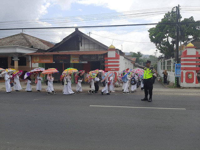 Polsek Campurdarat Lakukan Pengamanan Kegiatan Pawai Topi Hias Dalam Rangka HSN