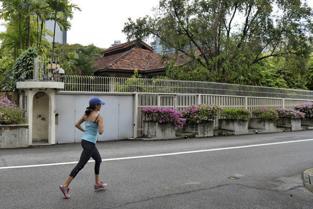 Suasana depan rumah eks PM Singapura Lee Kuan Yew yang menjadi sengketa. Foto: Roslan Rahman/AFP