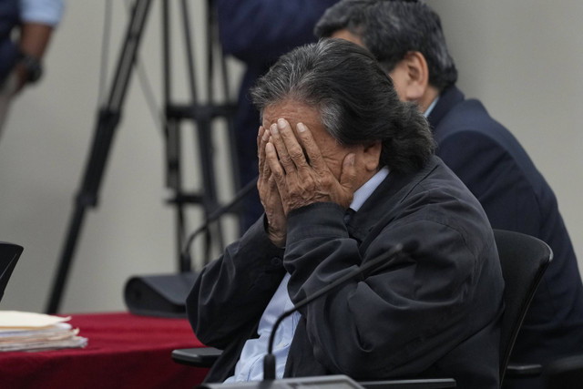 Mantan Presiden Peru Alejandro Toledo menghadiri sidang pengadilan di mana hakim akan memutuskan kasus korupsinya di Lima, Peru, Senin, 21 Oktober 2024. Foto: Guadalupe Pardo/AP Photo