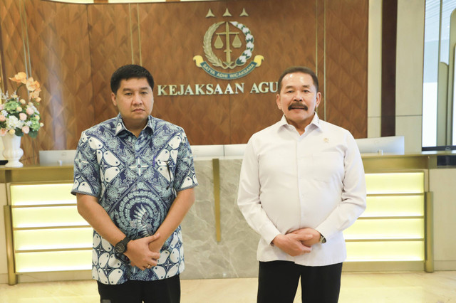 Jaksa Agung ST Burhanuddin menerima Menteri Perumahan dan Kawasan Permukiman RI Maruarar Sirait, membahas pengadaan lahan untuk permukiman rakyat di Gedung Utama Kejaksaan Agung, Jakarta, Selasa (22/10/2024). Foto: Dok. Kejagung