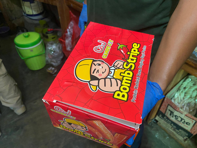 Jajan 'Bomb Stripe' yang diduga penyebab anak SD di Bandar Lampung keracunan. | Foto: Sinta Yuliana/Lampung Geh