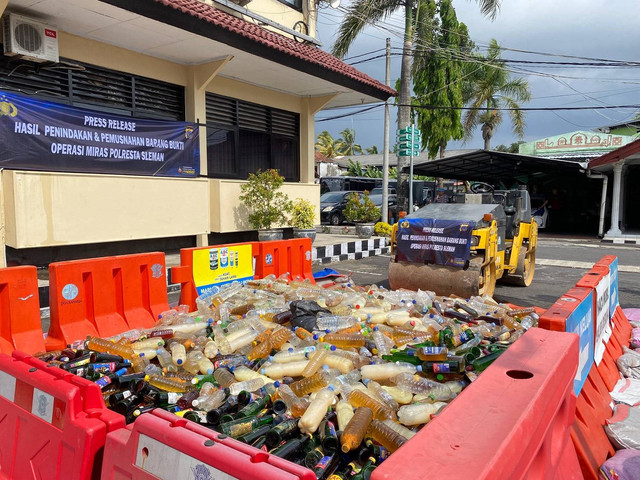 Pemusnahan minuman keras di Polresta Sleman. Foto: Resti Damayanti/Pandangan Jogja