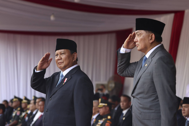 Antusiasme warga sapa Prabowo dan Menhan Sjafrie naik maung usai serah terima jabatan, Selasa (22/10/2204). Foto: Dok. Istimewa