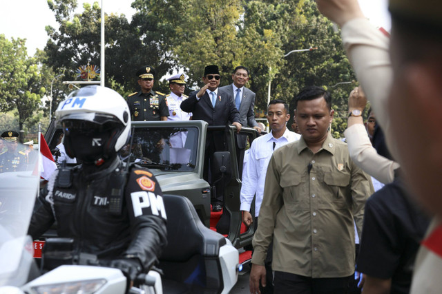 Antusiasme warga sapa Prabowo dan Menhan Sjafrie naik maung usai serah terima jabatan, Selasa (22/10/2204). Foto: Dok. Istimewa