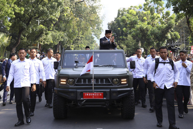 Antusiasme warga sapa Prabowo dan Menhan Sjafrie naik maung usai serah terima jabatan, Selasa (22/10/2204). Foto: Dok. Istimewa