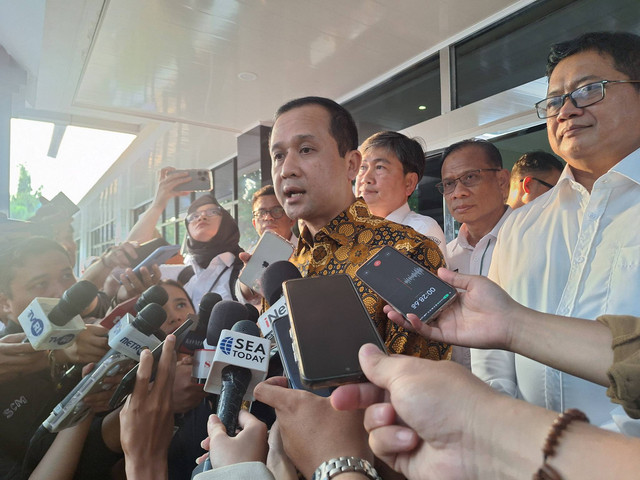 Menteri Transmigrasi Iftitah Sulaiman dan Menteri Koordinator Bidang Infrastruktur Agus Harimurti Yudhoyono di Kantor Kementerian Transmigrasi, Kalibata, Jakarta Selatan pada Selasa (22/10/2024).  Foto: Argya D. Maheswara/kumparan 