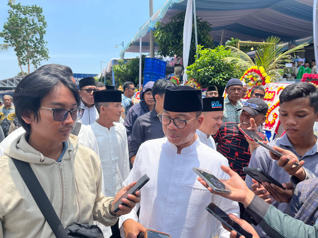Menteri Desa dan Daerah Tertinggal Yandri Susanto usai menghadiri acara Haul ke-2 ibundanya di Ponpes BAI Mahdi Sholeh Ma'mun Kecamatan Pabuaran, Kabupaten Serang, Banten, Selasa (22/10/2024). Foto: kumparan