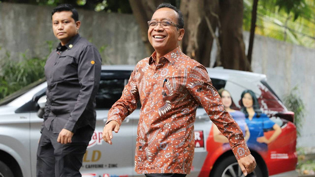 Pratikno, saat tiba di kediaman Presiden terpilih Prabowo Subianto di Jalan Kertanegara, Jakarta Selatan. Senin (14/10/2024). (Foto: Iqbal Firdaus/kumparan)