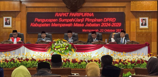 Rapat Paripurna Pengucapan Sumpah/Janji Pimpinan DPRD Kabupaten Mempawah periode 2024-2029. Foto: M. Zain/Hi!Pontianak