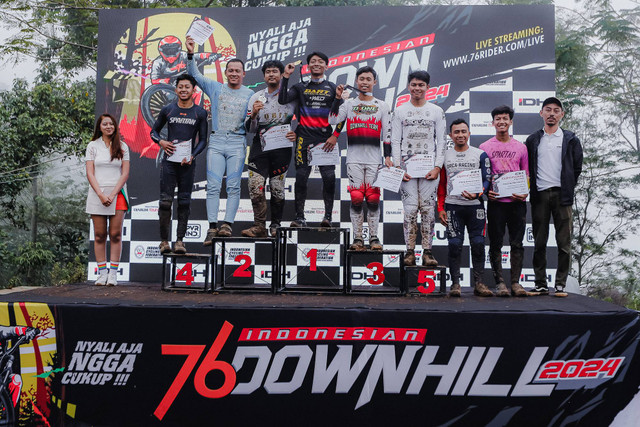 Aksi para pebalap 76 Indonesian Downhill 2024 seri kedua di Ternadi Bike Park, Kudus, Minggu (20/10). Foto: 76 Indonesian Downhill