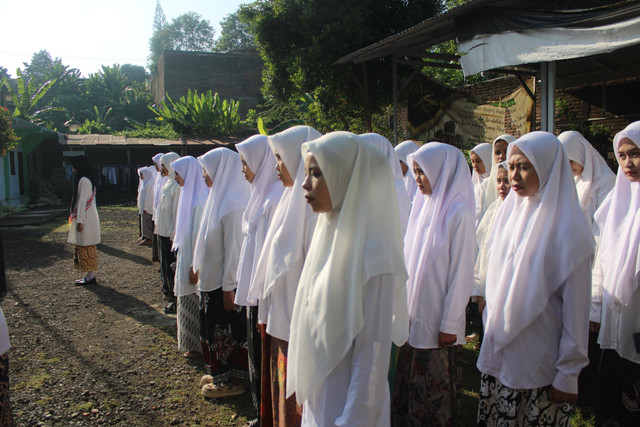 Upacara Hari Santri  2024 di Pondok Pesantren Mahasiswi Al Husna Jember. Sumber: Pribadi