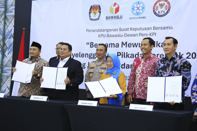 Penandatanganan SKB oleh KPU, Bawaslu, KPI, dan Dewan Pers untuk pembentukan Gugus Tigas Pemantauan Pemberitaan Pilkada 2024 di kantor Dewan Pers, Jakarta pada Selasa (22/10/2024). Foto: Dok. Humas Polri