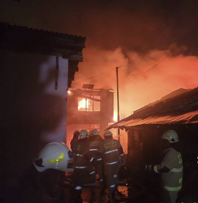 Sejumlah petugas damkar berusaha memadamkan api di Jalan Persatuan, Kelurahan Cilandak Barat, Kecamatan Cilandak, Jakarta, Selasa (22/10/2024). Foto: X/@humasjakfire