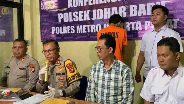 Kepolisian berhasil menangkap tersangka berinisial S (54) yang menganiaya pria lanjut usia (lansia), YM (70) hingga berujung maut akibat persoalan sampah di kawasan Johar Baru, Selasa (22/10/2024). Foto: ANTARA/Siti Nurhaliza