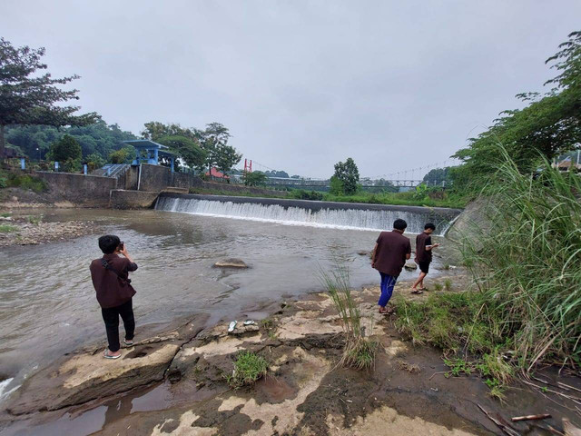 Sebagian Sungai Serang yang melewati Desa Muncar, Kecamatan Susukan, Kabupaten Semarang (Sumber: Dokumentasi Pribadi) 