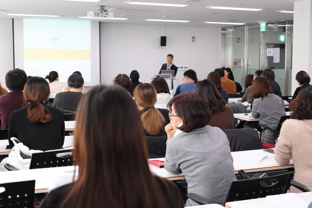 https://pixabay.com/photos/lecture-instructor-lecture-room-3986809/