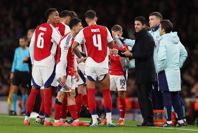 Mikel Arteta memberi arahan kepada pemain saat Arsenal vs Shakhtar Donetsk dalam matchday ketiga Liga Champions 2024/25 di Stadion Emirates, Rabu (23/10) dini hari WIB. Foto: Action Images via Reuters/Paul Childs