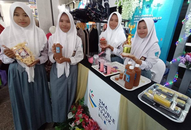 SMAN 1 Gapura Kabupaten Sumenep usai menerima penghargaan Millennilas Entrepreneur Awards 2024. Foto: Masruroh/Basra