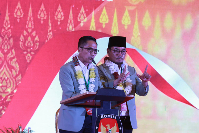 Paslon Wali Kota dan Wakil Wali Kota Palembang, Ratu Dewa-Prima Salam saat debat Pilkada pertama KPU. (ist)