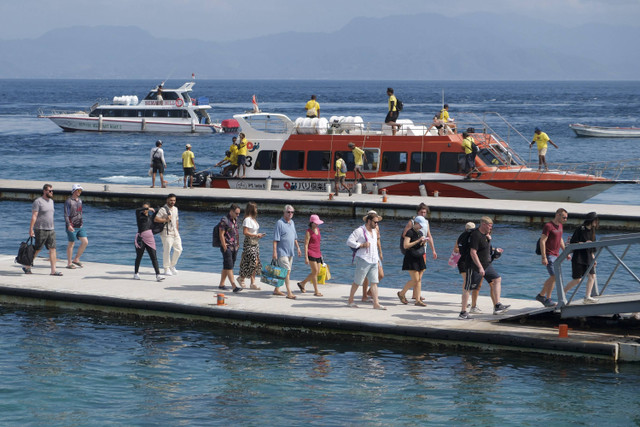 Sejumlah wisatawan mancanegara turun dari kapal cepat setibanya di Pelabuhan Banjar Nyuh Nusa Penida, Klungkung, Bali, Selasa (22/10/2024). Foto: Nyoman Hendra Wibowo/ANTARA FOTO