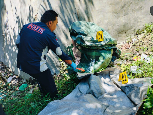 Jasad dalam tas berseprei di  jurang sekitar kawasan Taman Hutan Raya (Tahura), Kecamatan Dolat Rayat, Kabupaten Karo, Sumut. Foto: Dok. Istimewa