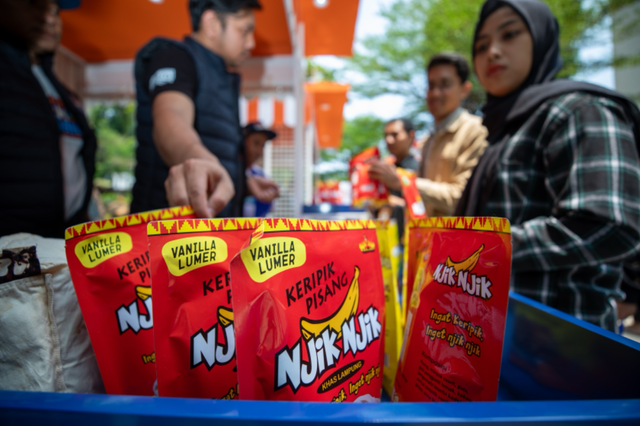 Keripik pisang Njik Njik dari pengusaha asal Bakauheni, Lampung mengikuti Bazaar UMKM BRILiaN di Area Taman BRI, Jakarta pada Jumat (18/10/2024). Foto: Dok. BRI