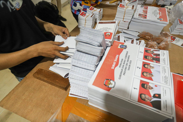 Sejumlah petugas menyortir dan melipat surat suara untuk pemilihan umum kepala daerah (Pilkada) di Gudang Logistik KPU Jakarta Pusat, Rabu (23/10/2024). Foto: Iqbal Firdaus/kumparan