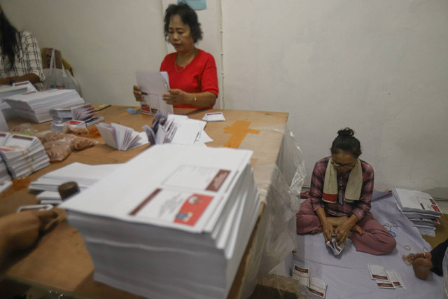 Sejumlah petugas menyortir dan melipat surat suara untuk pemilihan umum kepala daerah (Pilkada) di Gudang Logistik KPU Jakarta Pusat, Rabu (23/10/2024). Foto: Iqbal Firdaus/kumparan